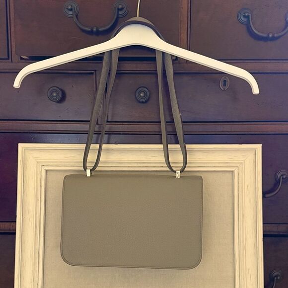 Dove Gray Togo leather structured crossbody flap bag with gold hardware. - Picture 3 of 16
